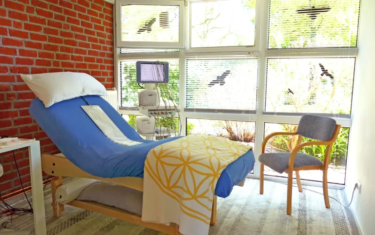 Behandlungszimmer Praxis Dr. med. Fischer Behandlungszimmer Praxis Dr. med. Fischer